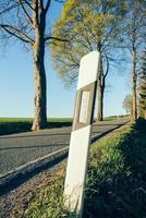 delineador en una carretera rural vacía foto