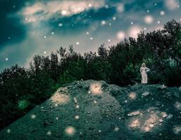 paisaje de fantasía con una chica de blanco sobre una roca foto