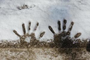 pequeñas huellas de manos en la nieve foto