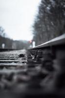 vista de ángulo bajo de una línea de ferrocarril foto