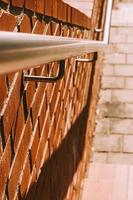 barandilla de escalera en una pared de ladrillo en primer plano foto