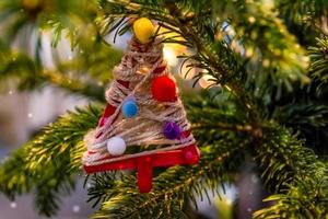 decoración del árbol de navidad en diciembre foto