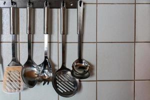 utensilios de cocina en una pared foto