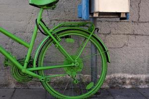 bicicleta pintada de verde en la ciudad foto