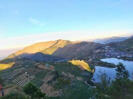 vista impresionante desde la colina, es un lago en medio de la montaña foto