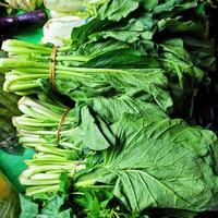 verduras verdes en la tienda, generalmente utilizadas como sopa saludable para la familia foto