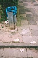 cubo de basura con guantes protectores foto