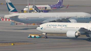 hong kong 09 de novembro de 2019 - cathay pacific boeing 777 b kpp rebocando do serviço. aeroporto internacional chek lap kok, hong kong video