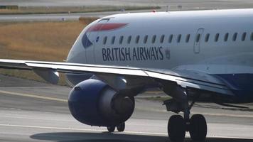 frankfurt am main, duitsland 20 juli 2017 - british airways embraer erj 190 g lcyv, taxiënd naar baan 18 voor vertrek. fraport, frankfurt, duitsland video