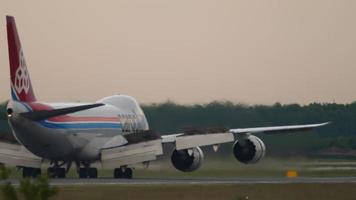 novosibirsk, federação russa 10 de junho de 2020 - cargalux boeing 747 lx vcn pouso e desaceleração. aeroporto de tolmachevo, novosibirsk