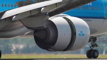 amsterdam, nederland 27 juli 2017 - klm royal dutch airlines boeing 777, ph bqd vertraagt na de landing, close-up. schiphol airport, amsterdam, holland video