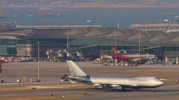 hong kong 10 novembre 2019 - gigantesco aereo cargo in rullaggio all'aeroporto internazionale di hong kong. boeing 747 467 f, vp bch di sky gates airlines è arrivato. vista di un grande aeroporto moderno chek lap kok video