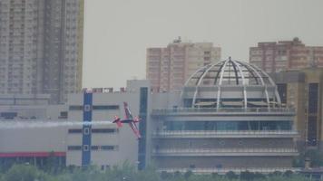 kazan, russische federatie, 15 juni 2019 - ben murphy de piloot van het aerobatic team de bladen. vlucht van het mxs r sportvliegtuig video