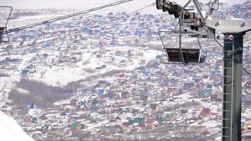 panorama de las montañas de invierno con pistas de esquí y remontes cerca de la estación de belokurikha, altai video