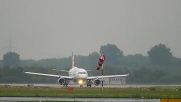 Düsseldorf, Tyskland 24 juli 2017 - airberlin etihad airways airbus 320 d abdu går framåt livery korsar banan efter landning vid regn. Düsseldorf flygplats, Tyskland video