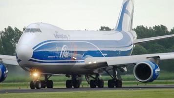 amsterdam, países bajos 25 de julio de 2017 - airbridgecargo boeing 747 vq bfe acelerar antes de la salida en polderbaan 36l, aeropuerto shiphol, amsterdam, holanda video