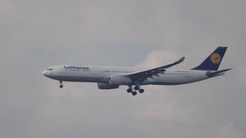 frankfurt am main, alemania 18 de julio de 2017 - lufthansa airbus 330 d aikq acercándose antes de aterrizar en 07c. fraport, frankfurt, alemania video