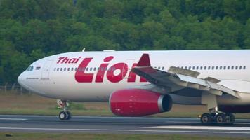 phuket, thailand 1. dezember 2018 - thai lion air airbus a330 hs lai bremsen nach der landung am internationalen flughafen phuket video