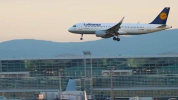 FRANKFURT AM MAIN, GERMANY JULY 21, 2017 - Lufthansa Airbus A320 D AIUN approaching before landing at 07C. Fraport, Frankfurt, Germany video