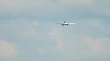 vue de face d'un avion à réaction approchant avant d'atterrir à l'aéroport d'amsterdam ams. concept d'aviation et de voyage video