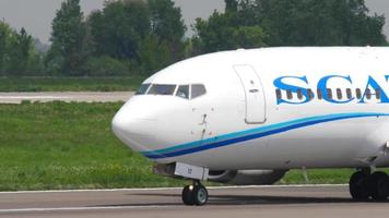 almaty, kazajstán 4 de mayo de 2019 - boeing 737 de scat airlines rodando en la pista del aeropuerto de almaty, kazajstán video