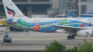 phuket, tailândia - 30 de novembro de 2016 - bangkok airways airbus 320 hs-pgw chamado samui taxiando antes da decolagem. vista do último andar do hotel centara grand west sands resort phuket video