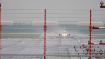 dusseldorf, alemania 24 de julio de 2017 - eurowings airbus 320 salida bajo la lluvia. aeropuerto de düsseldorf video