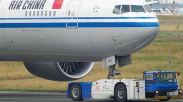 frankfurt am main, tyskland 17 juli 2017 - air china boeing 777 b 7952 bogsering med traktor från tjänst. fraport, frankfurt, tyskland video