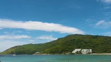 timelapse del paesaggio. spiaggia di nai harn, phuket, tailandia video