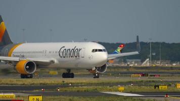 frankfurt am main, tyskland 18 juli 2017 - condor airlines boeing 767 flygplan som taxar till landningsbanan för att avgå från fraport, tyskland. video