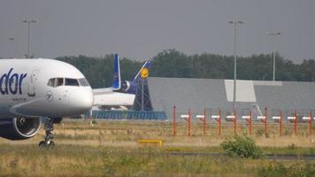 frankfurt am main, tyskland 19 juli 2017 - condor airlines boeing 757 airliner d abob taxiing till start- och landningsbanan börjar avgå från fraport, frankfurt, tyskland video