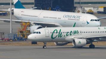 hong kong 10 november 2019 - spring airlines airbus a320 på Hongkongs internationella flygplats. vårflygbolag som taxar till start- och landningsbanan före avgång eller efter landning. video