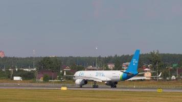 moscú, federación rusa 30 de julio de 2021 - tupolev tu 204 de aviastar tu rodando en sheremetyevo svo. Avión incendiado como resultado de un incidente de incendio en un aeropuerto chino Hangzhou video