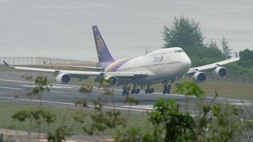 Phuket, Thaïlande 28 novembre 2017 - thai airways boeing 747 atterrissant à l'aéroport international de phuket video