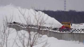 La souffleuse à neige efface la voie de circulation, l'aéroport de Tolmachevo, Novosibirsk video