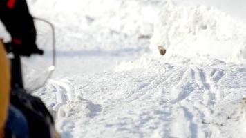 sneeuwscooter die zich op de winterweg beweegt, slow motion video