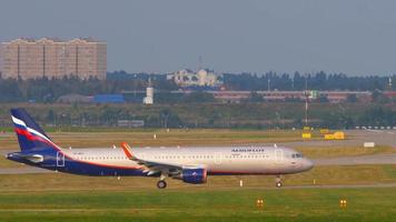 moscou, federação russa 12 de setembro de 2020 - airbus 321 da aeroflot vp bfk taxiando para a pista para partir do aeroporto internacional de sheremetyevo.