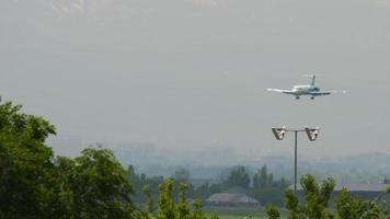 aereo passeggeri in discesa prima di atterrare in un giorno d'estate. concetto di turismo e viaggio video