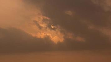 parcialmente eclipse solar através da nuvem espessa video