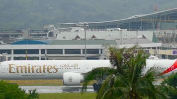 phuket, thailand 2 december 2016 - straalt Boeing 777 A6 epj uit versnellen voor vertrek vanaf de luchthaven van Phuket, regenachtige drager. video