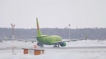 novosibirsk, federação russa 22 de janeiro de 2017 - boeing 737 s7 airlines vp bul acelera antes de decolar. spotting não oficial no aeroporto de tolmachevo ovb video