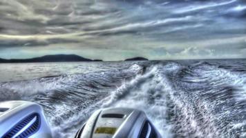 uitzicht vanaf de achterkant van bewegende speedboot, slow motion, hdr-beelden met surrealistische optie video