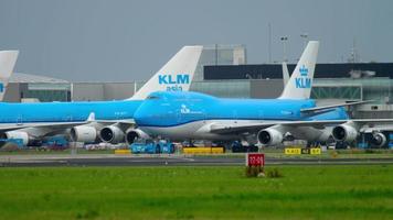 amsterdã, holanda, 26 de julho de 2017 - klm royal holandesa airlines boeing 747 ph bfn taxiando após o desembarque, aeroporto de shiphol, amsterdã, holanda video