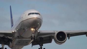 Frankfurt am Main, Duitsland 18 juli 2017 - United Airlines Boeing 777 nadert in de vroege ochtend, startbaan 07l. fraport, frankfurt, duitsland video