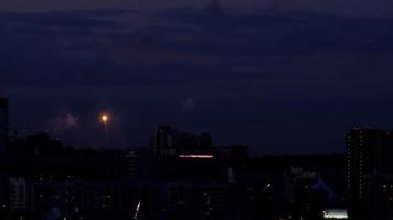 feu d'artifice éclatant au-dessus de la ville de novossibirsk, 126 e anniversaire de la ville video