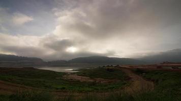 time lapse le rayon de soleil apparaît sur le nuage épais video