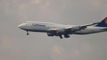frankfurt am main, alemanha 17 de julho de 2017 - passageiros boeing 747 da lufthansa se aproximando para pouso. conceito de turismo e viagens video