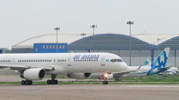 almaty, kasachstan 4. mai 2019 - boeing 757 2g5, p4 gas von air astana fährt auf dem rollweg am flughafen almaty, kasachstan. tourismus- und reisekonzept video