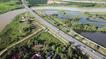 Luftaufnahme von oben nach unten Sungai Muda und Plus Highway. video