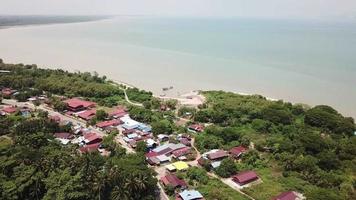 luftbild fischerdorf in der nähe der küste von kuala muda, penang. video